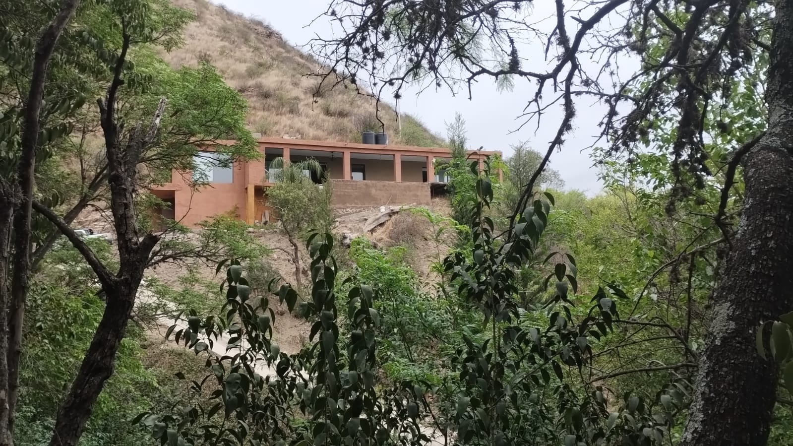 gran lote con casa de categoría y departamento a estrenar gran lote con casa de categoría y departamento a estrenar